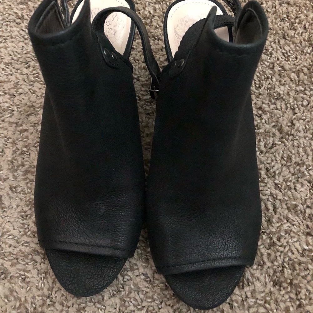 Vince Camuto style Emmit in Black.